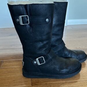 UGG W KENSINGTON. Size 8. Black
